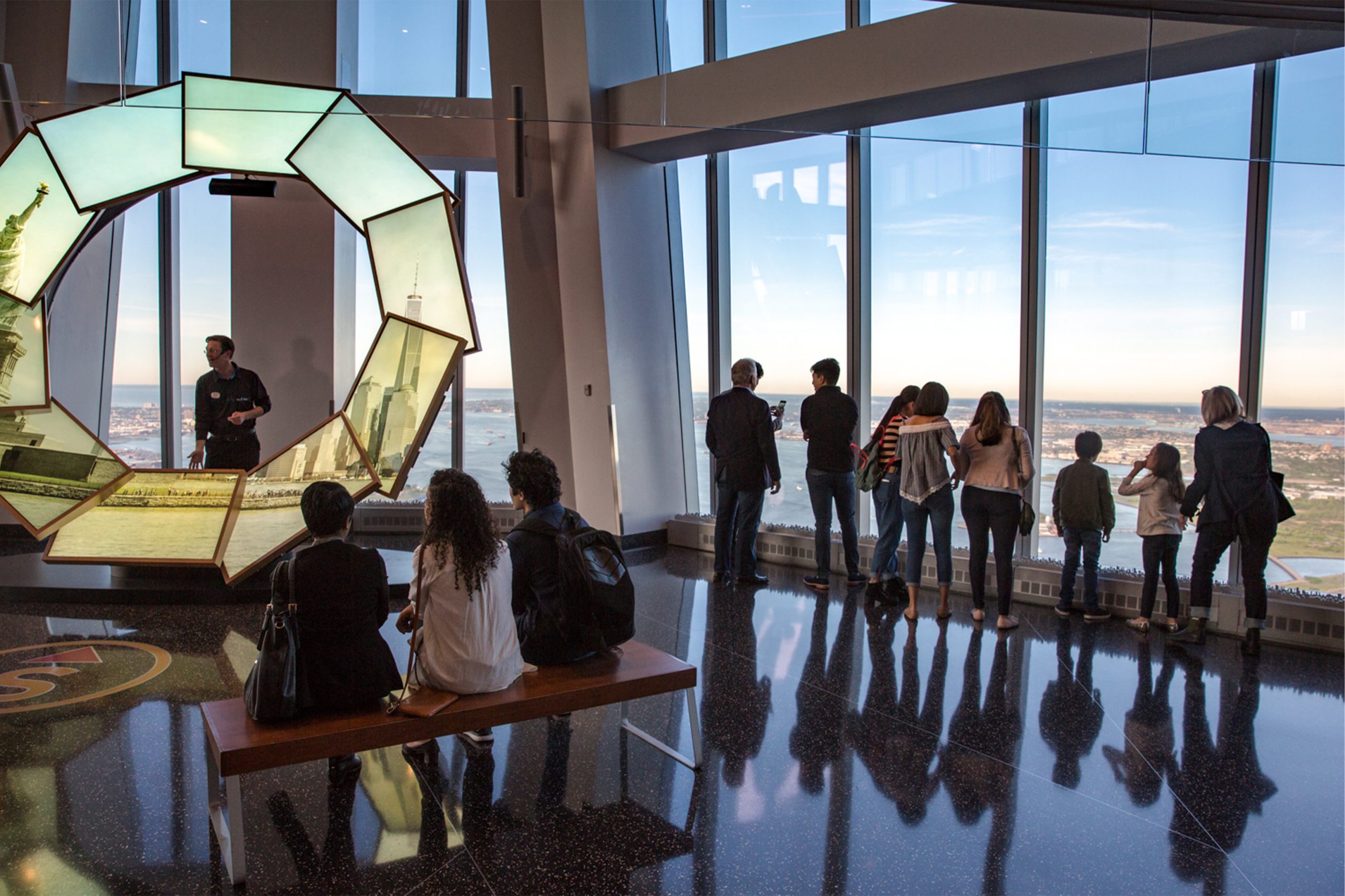 Eine Menge genießt eine Präsentation im City Pulse und die 360-Grad-Ansicht von New York City.